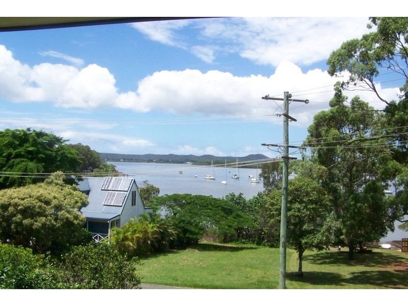 9 Lucas Dve, Lamb Island QLD 4184