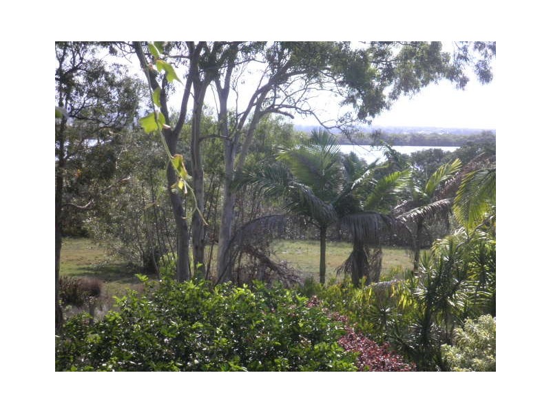 64 Charles Tce, Macleay Island QLD 4184