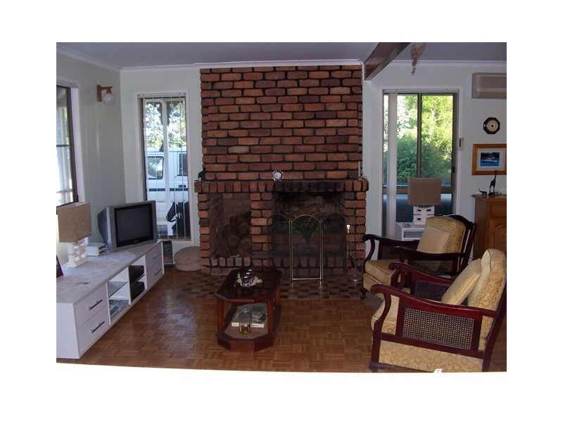 13 Michael Av, Lamb Island QLD 4184