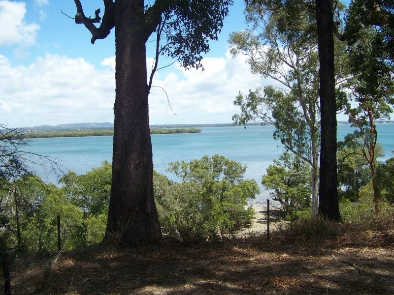 15 Coast Rd, Macleay Island QLD 4184