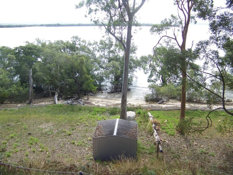 15 Coast Rd, Macleay Island QLD 4184