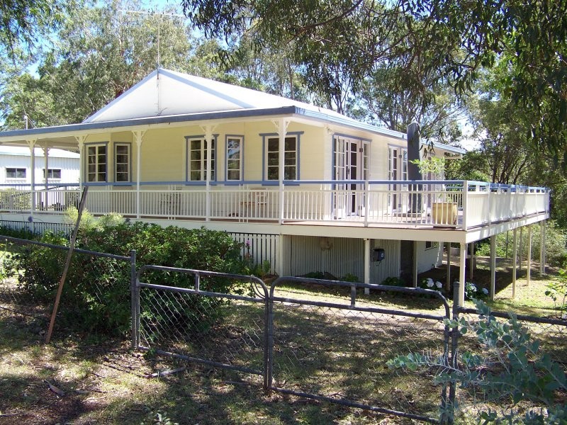12 PINE AV, Lamb Island QLD 4184
