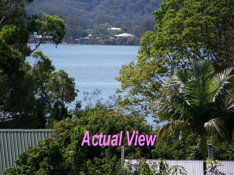 12 PINE AV, Lamb Island QLD 4184