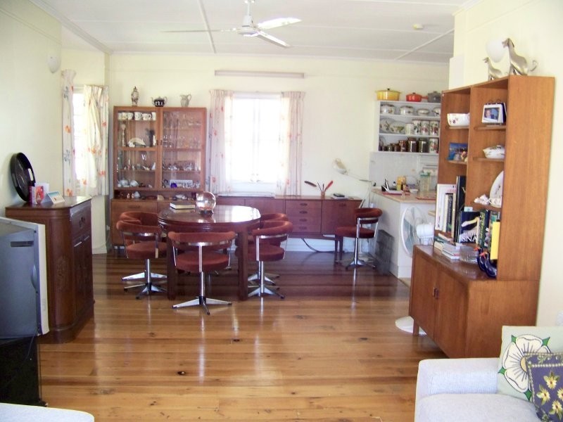 12 PINE AV, Lamb Island QLD 4184
