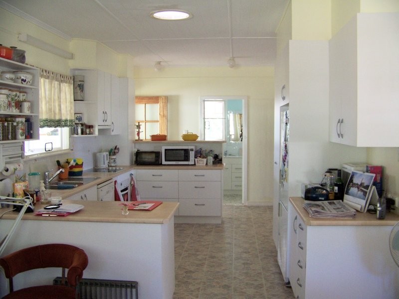 12 PINE AV, Lamb Island QLD 4184