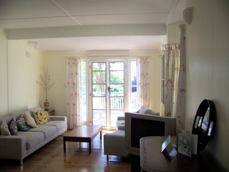 12 PINE AV, Lamb Island QLD 4184