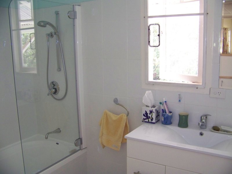 12 PINE AV, Lamb Island QLD 4184