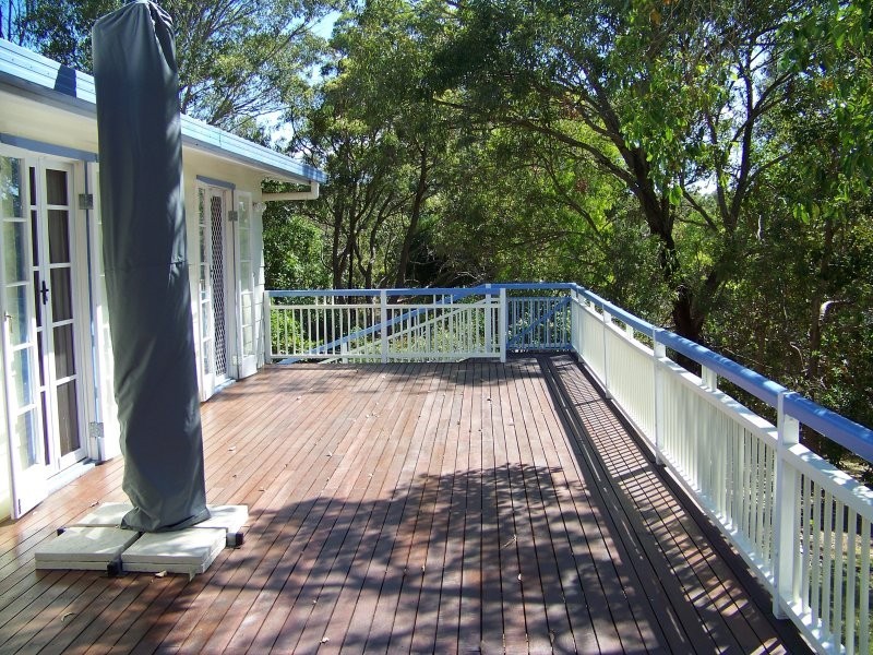12 PINE AV, Lamb Island QLD 4184