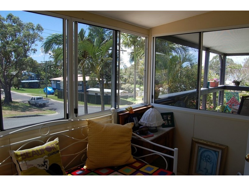8 Mawarra St, Macleay Island QLD 4184