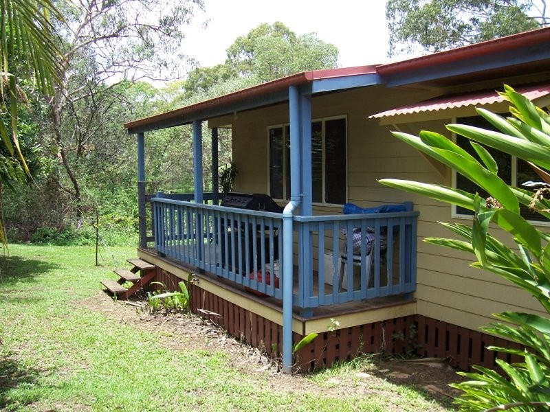 8 RAINBOW AVE, Macleay Island QLD 4184