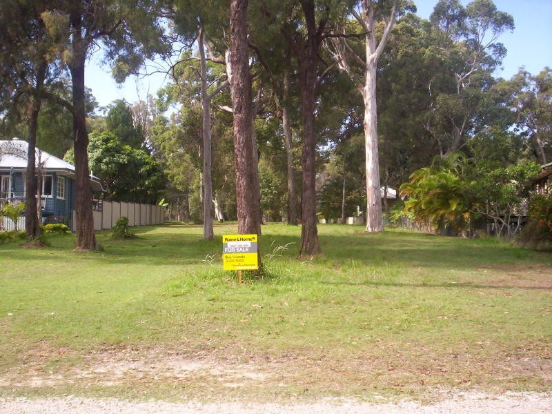 16 Coast Road, Macleay Island QLD 4184