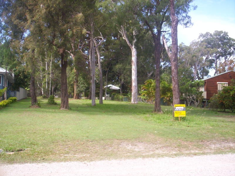 16 Coast Road, Macleay Island QLD 4184