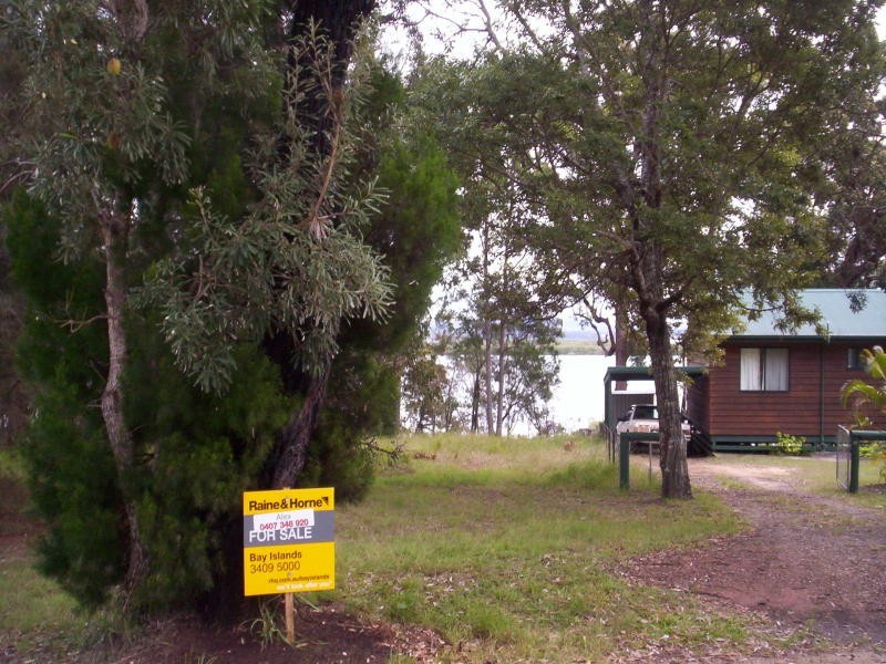 13 Coast Road, Macleay Island QLD 4184