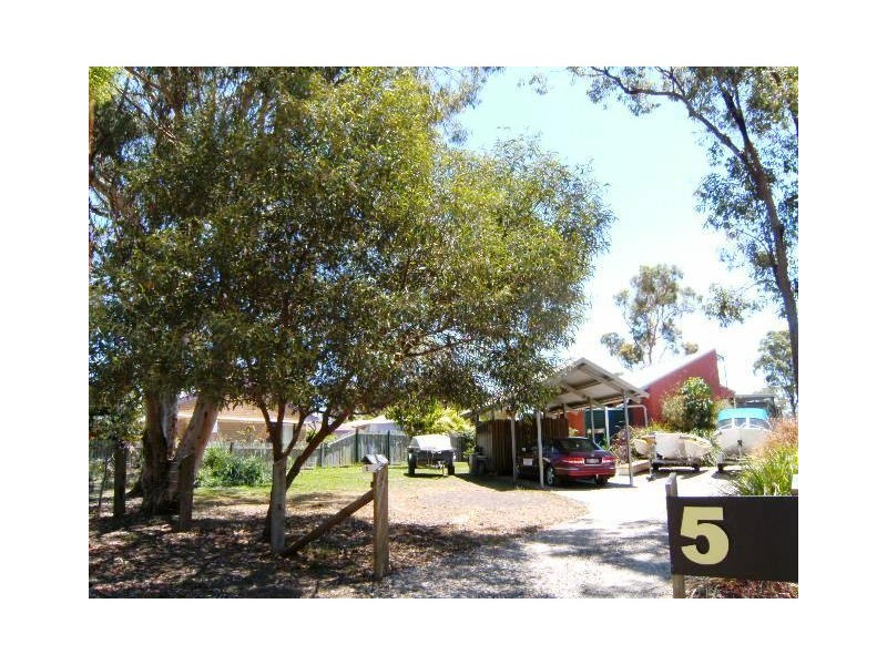 5 WAKE ST, Macleay Island QLD 4184