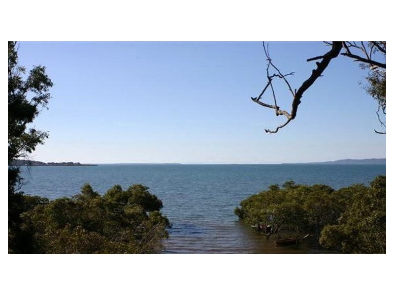 33 Blue Bay Crescent, Macleay Island QLD 4184