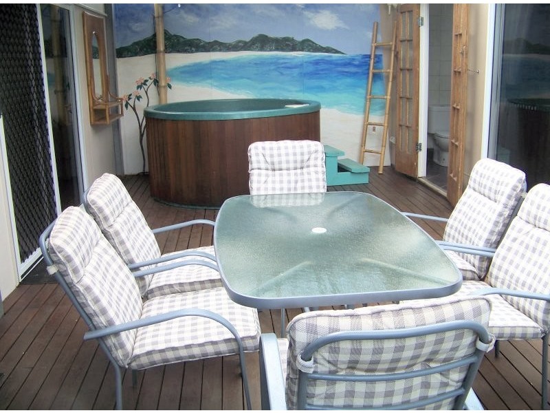 24 Rhodes St, Macleay Island QLD 4184