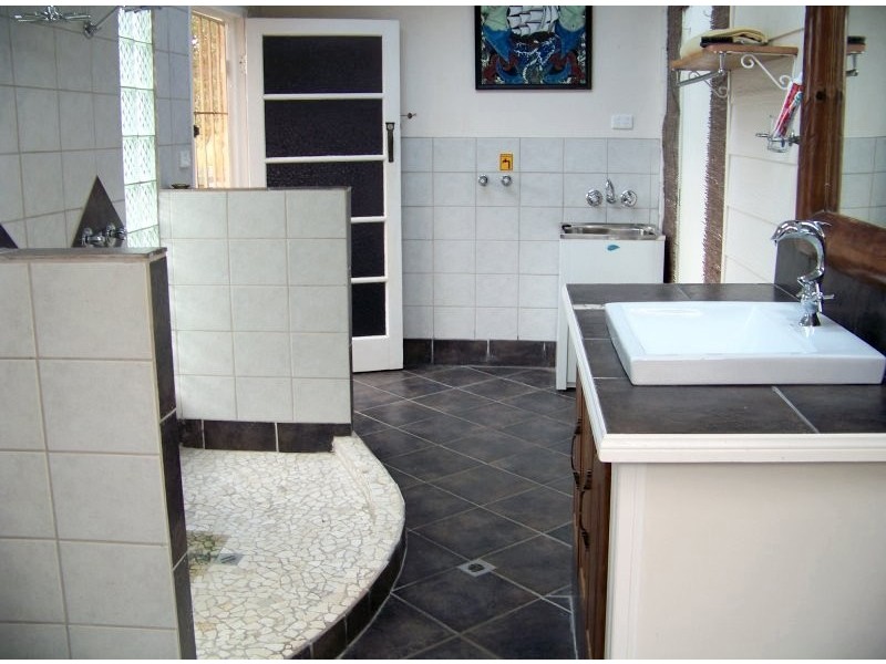 24 Rhodes St, Macleay Island QLD 4184