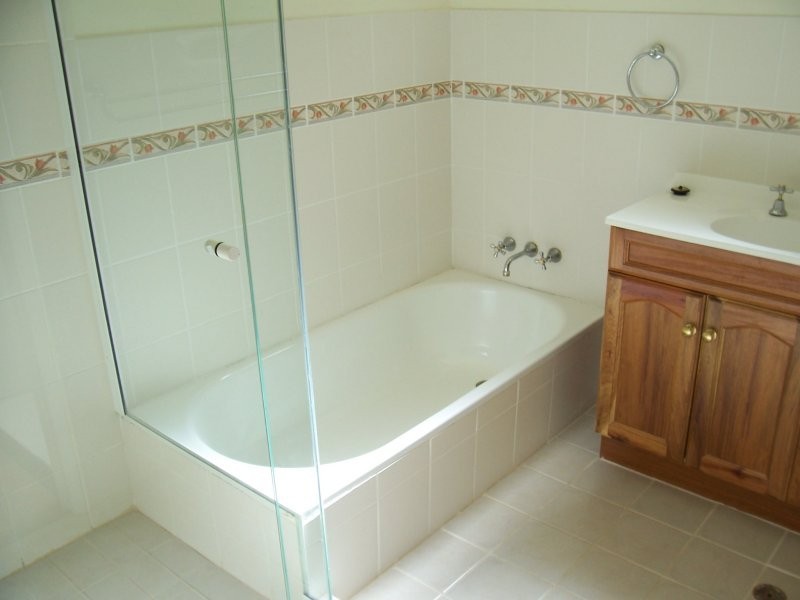 4 BROLGA ST, Macleay Island QLD 4184