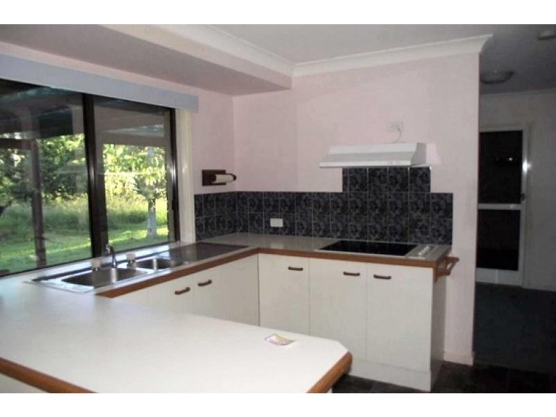 2 MICHAEL AV, Lamb Island QLD 4184