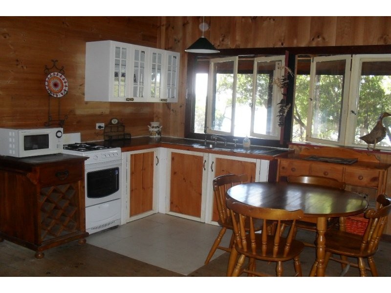 31 Calm Waters Cres, Macleay Island QLD 4184