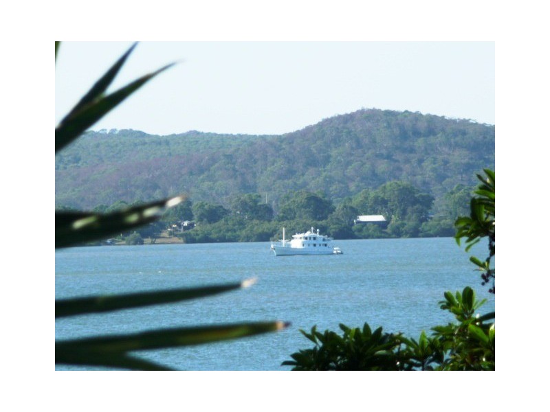 52 RESTHAVEN DRIVE, Lamb Island QLD 4184