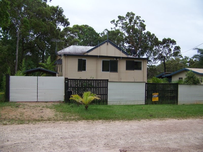 4 PEACE ST, Lamb Island QLD 4184