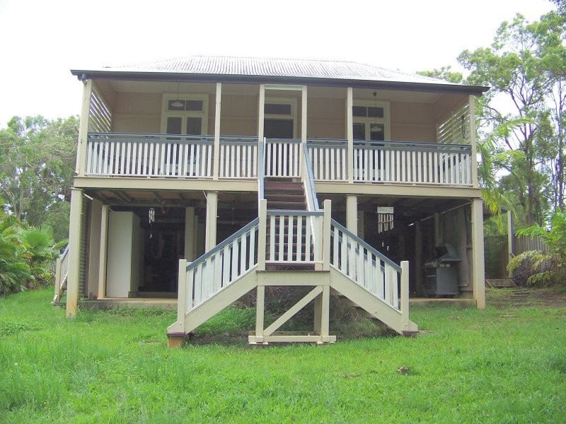 4 PEACE ST, Lamb Island QLD 4184