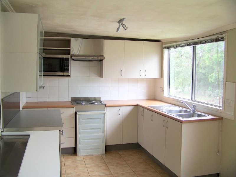 4 PEACE ST, Lamb Island QLD 4184