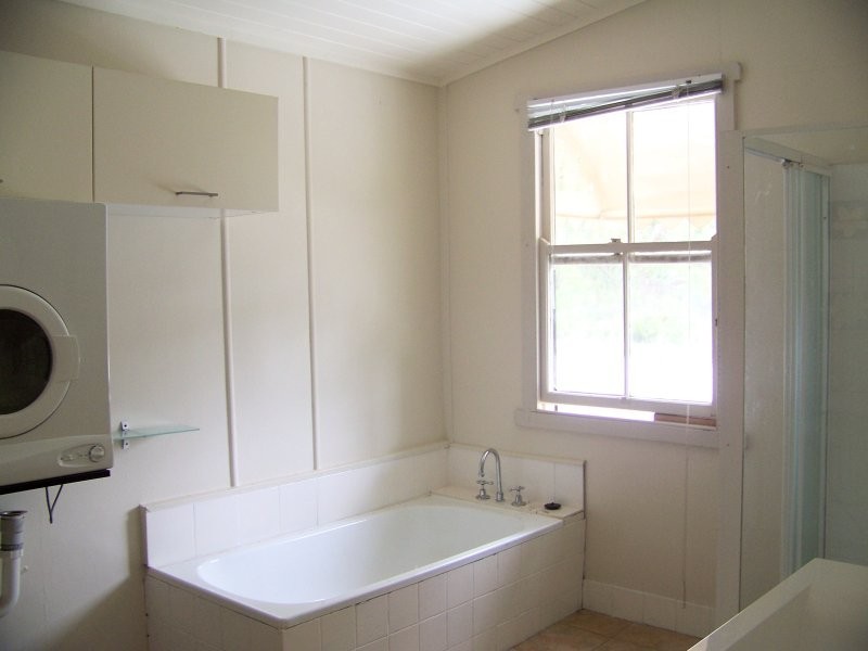 4 PEACE ST, Lamb Island QLD 4184