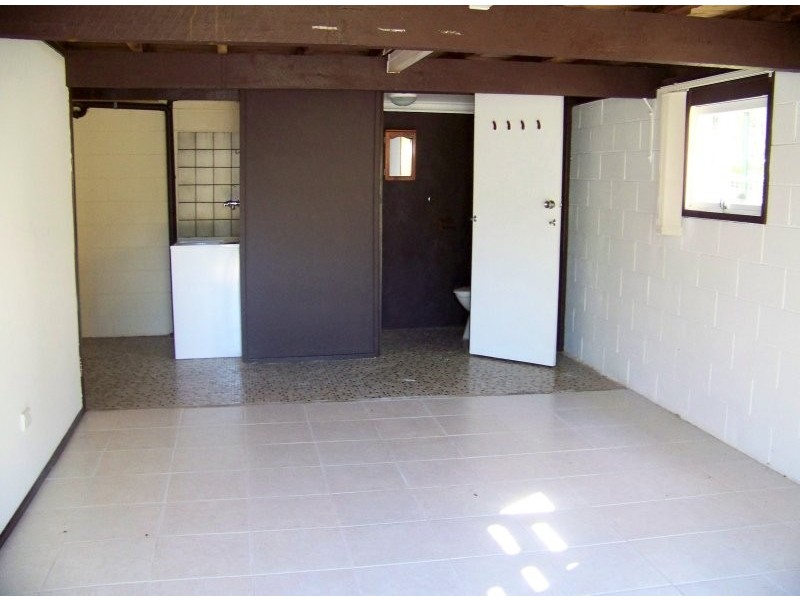 22 PINE AV, Lamb Island QLD 4184