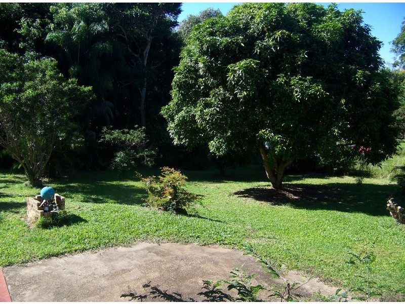 22 PINE AV, Lamb Island QLD 4184