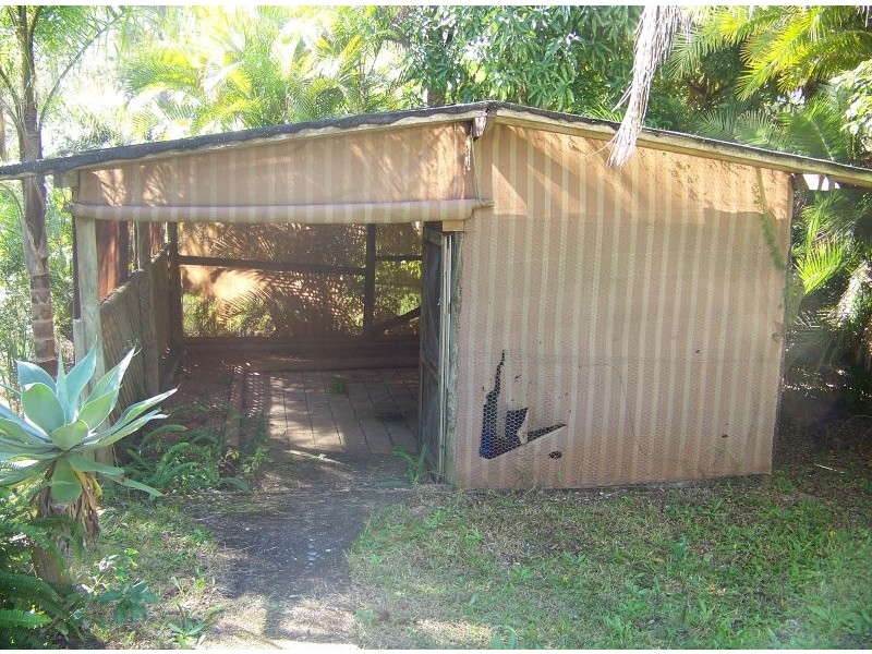 22 PINE AV, Lamb Island QLD 4184