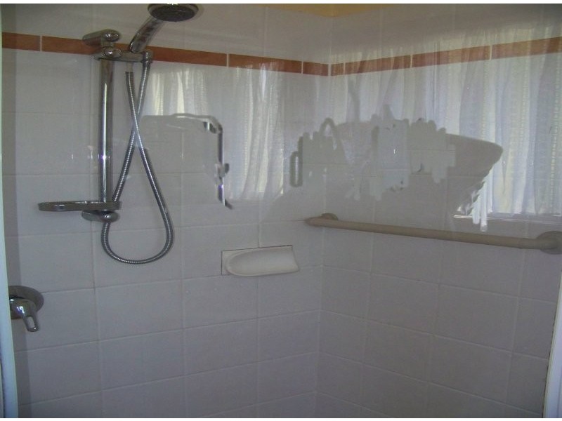 22 PINE AV, Lamb Island QLD 4184