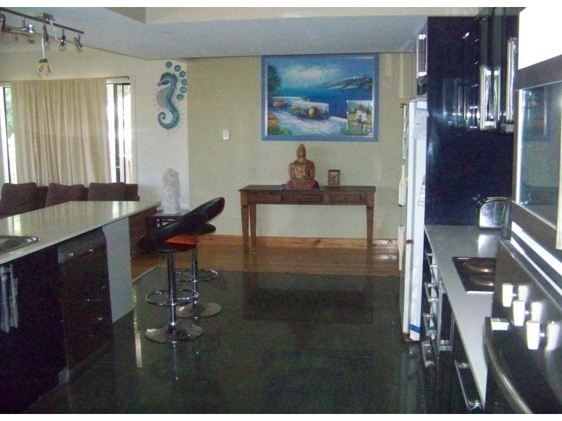 6 Hamilton Parade, Macleay Island QLD 4184