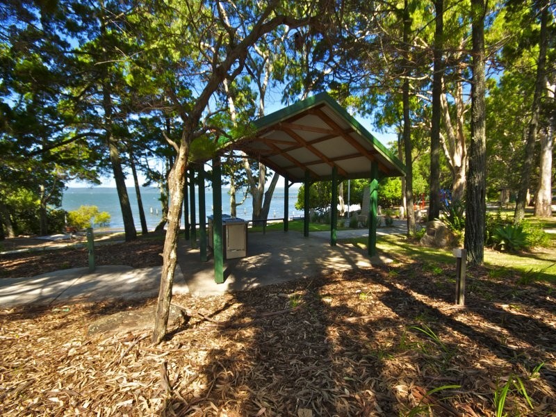15 Kim Crescent, Macleay Island QLD 4184