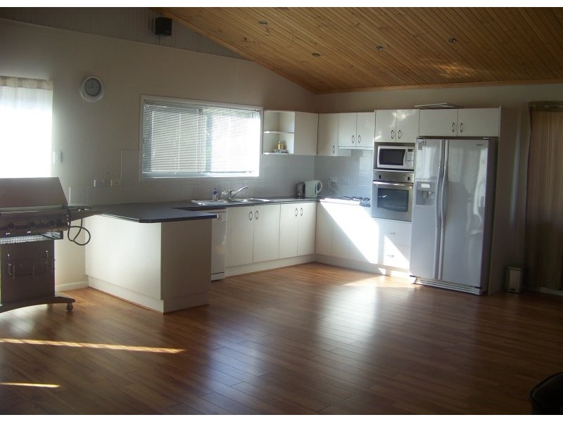 19 Francis Rd, Macleay Island QLD 4184
