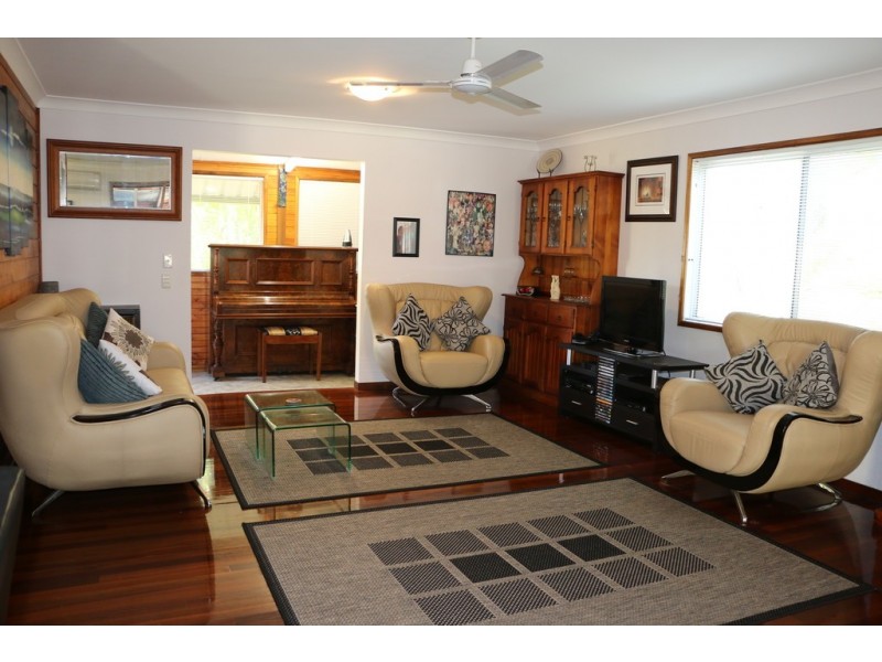 16 Mango Cresc, Macleay Island QLD 4184