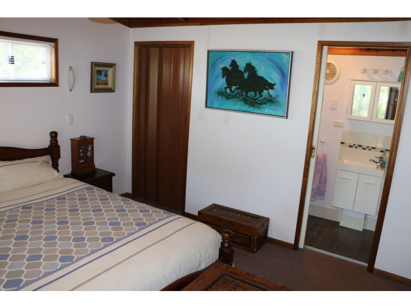 16 Mango Cresc, Macleay Island QLD 4184