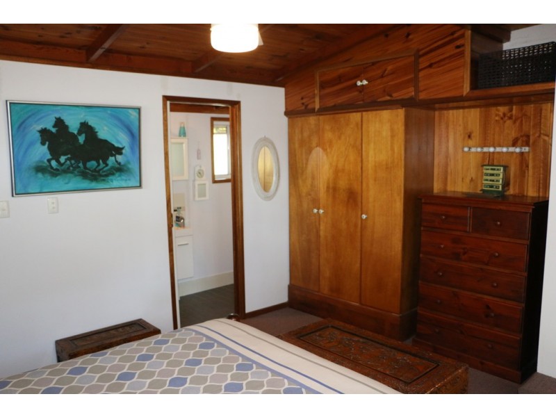 16 Mango Cresc, Macleay Island QLD 4184