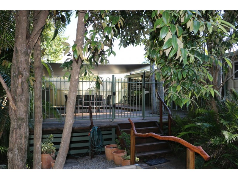 16 Mango Cresc, Macleay Island QLD 4184