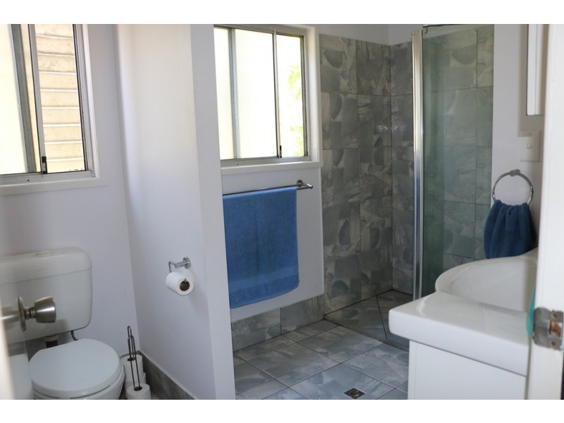 16 Mango Cresc, Macleay Island QLD 4184