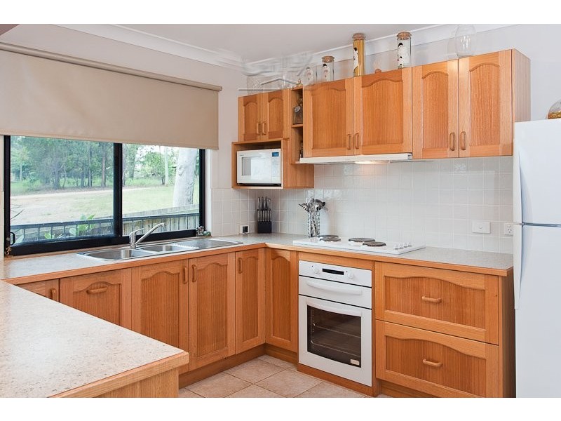 9 HELEN pde, Lamb Island QLD 4184