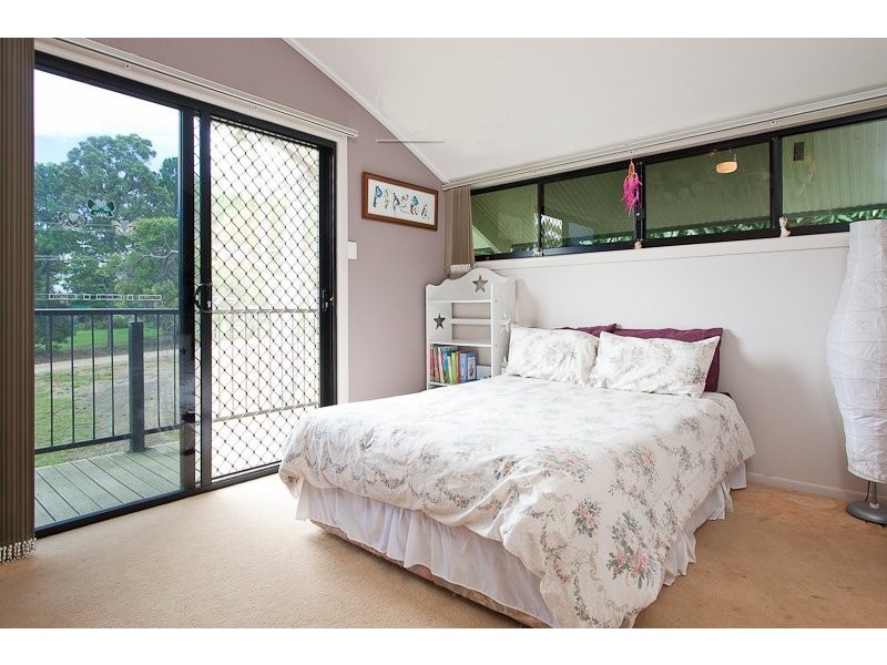 9 HELEN pde, Lamb Island QLD 4184