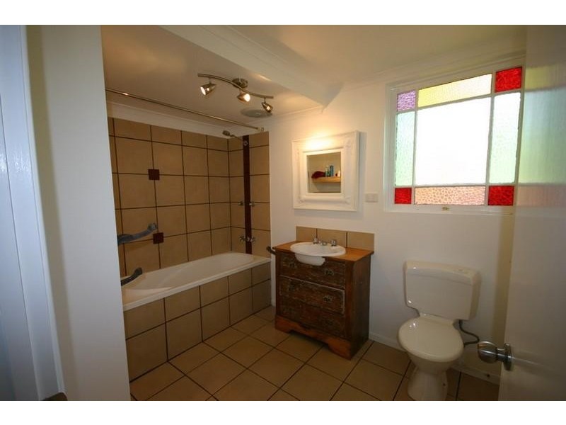 2 WATERSIDE DRIVE, Macleay Island QLD 4184