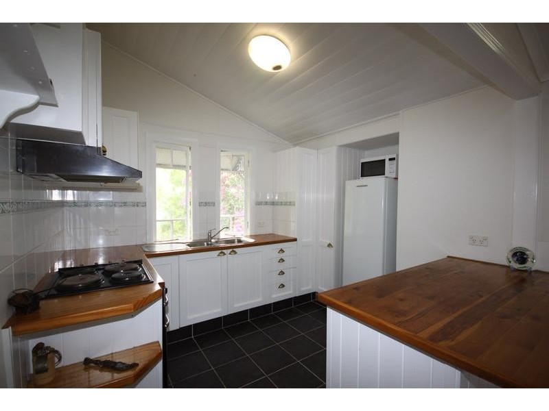 2 WATERSIDE DRIVE, Macleay Island QLD 4184