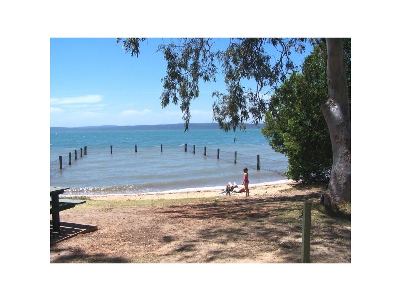214 Kate St, Macleay Island QLD 4184