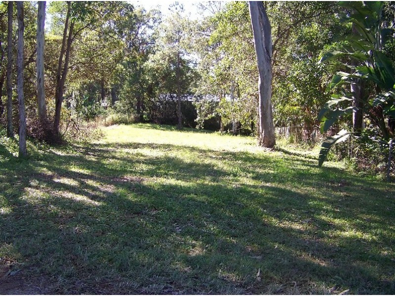 10 PINE AV, Lamb Island QLD 4184