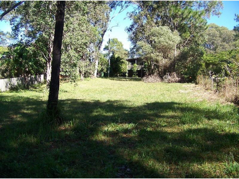 10 PINE AV, Lamb Island QLD 4184