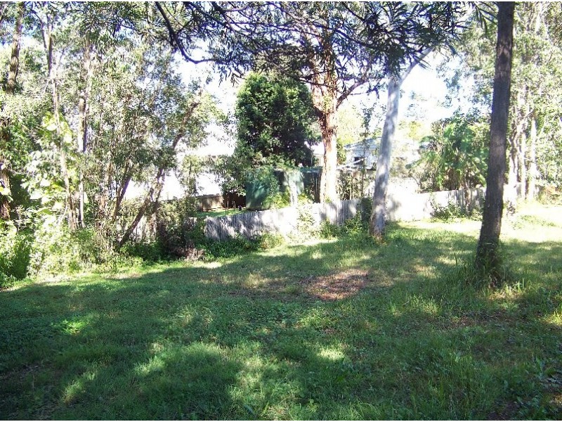 10 PINE AV, Lamb Island QLD 4184