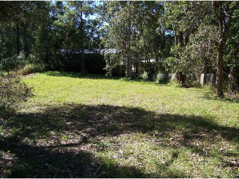 10 PINE AV, Lamb Island QLD 4184